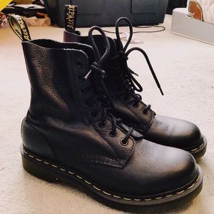 Doc Martens Pascal 8-Eye Boot Black